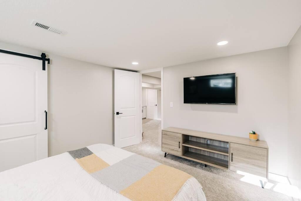 Beautiful Luxury Home Freshly Renovated With Big Yard, Seating & Grill Pad Cottage Grove Luaran gambar