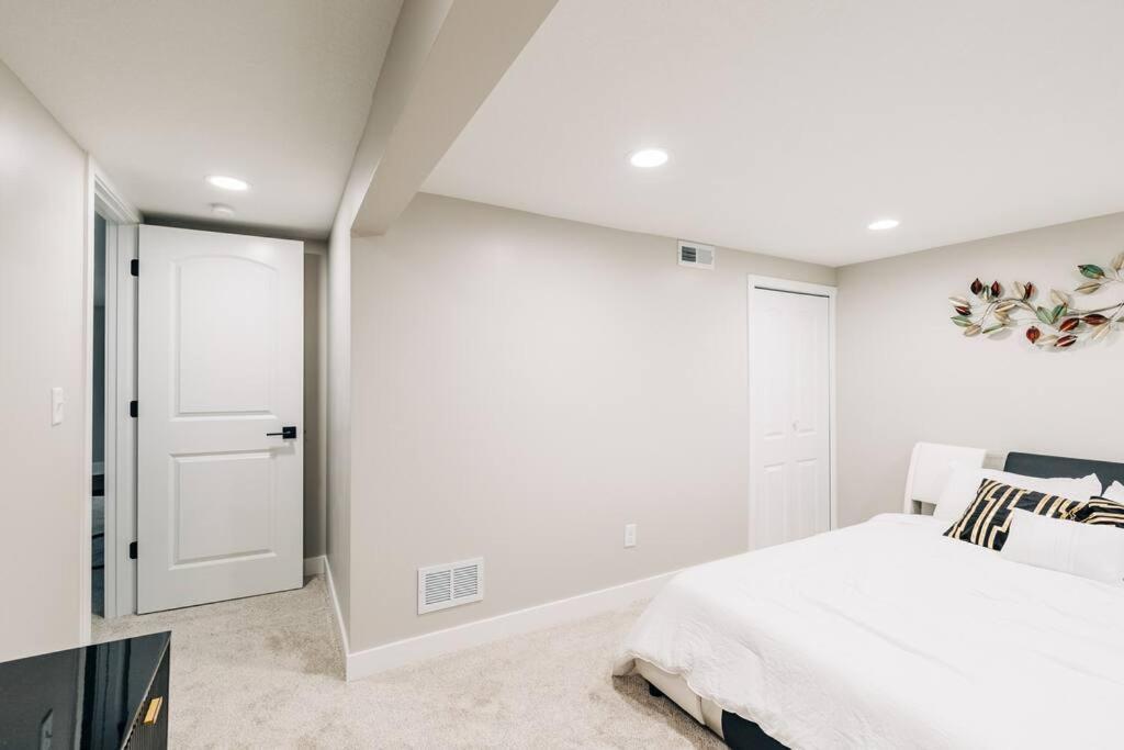Beautiful Luxury Home Freshly Renovated With Big Yard, Seating & Grill Pad Cottage Grove Luaran gambar